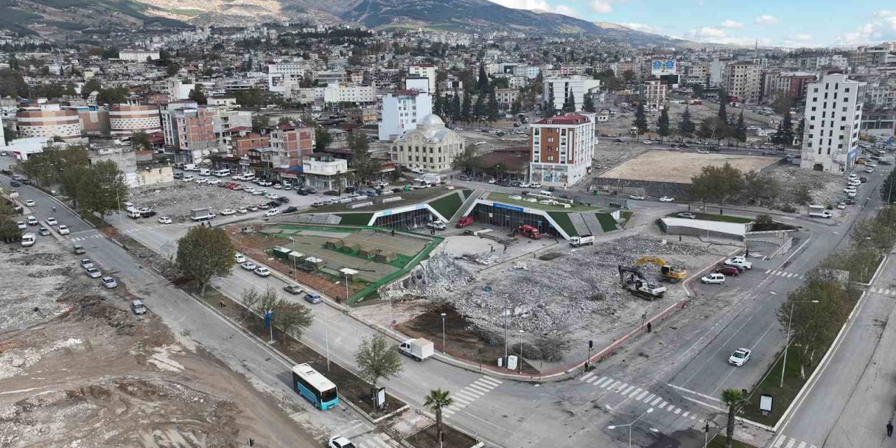 Kahramanmaraş’ta İkinci ’saçma Yapı’ Yıkılıyor