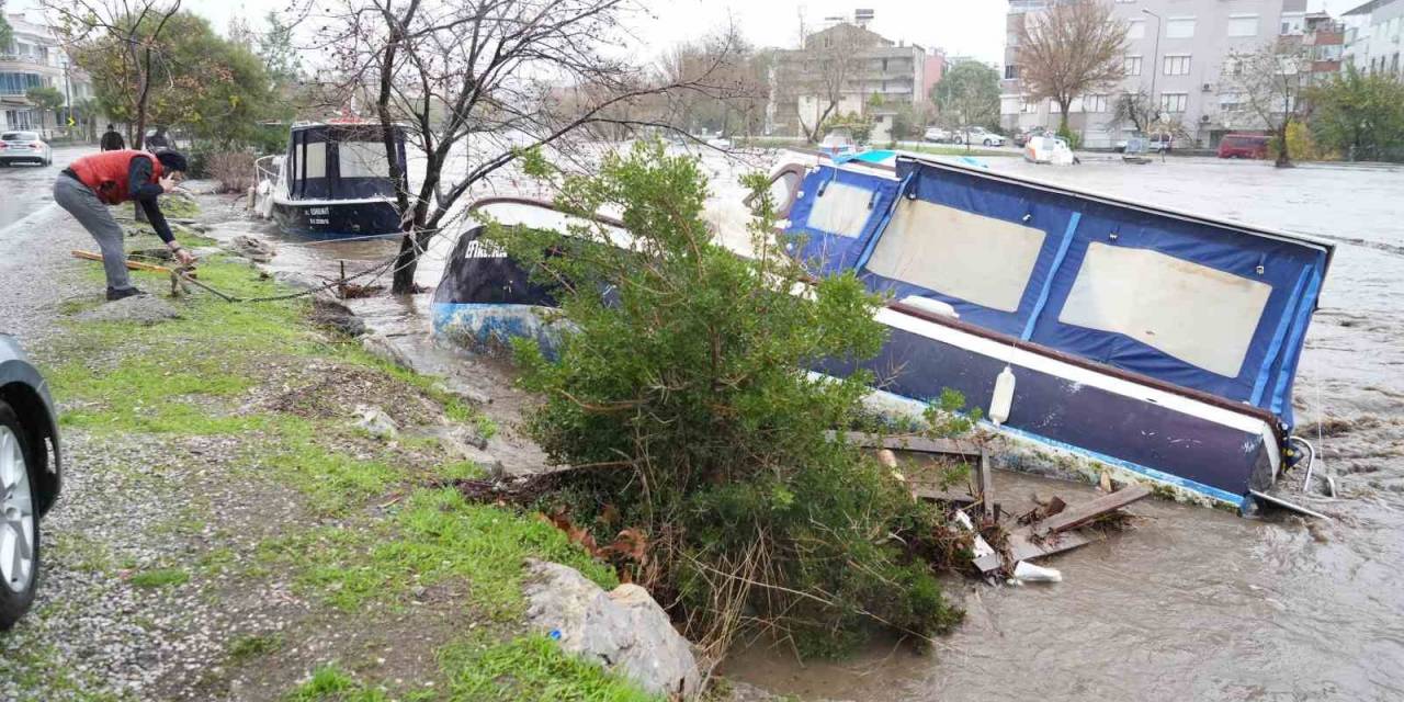 Dereler Taştı, Yollar Sular Altında Kaldı, Tekneler Battı, Evlerinde Mahsur Kalan 11 Kişi İtfaiye Tarafında Kurtarıldı