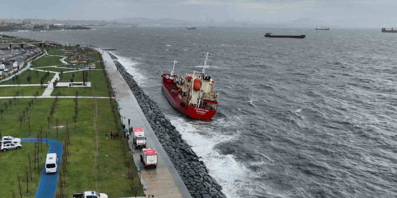 Zeytinburnu’nda Lodos Nedeniyle Karaya Oturan Gemi Dron İle Görüntülendi