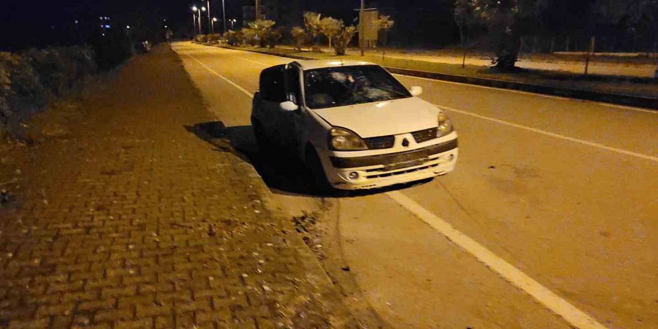 Virajı Alamayan Otomobil Ağaca Çarptı:  3 Yaralı