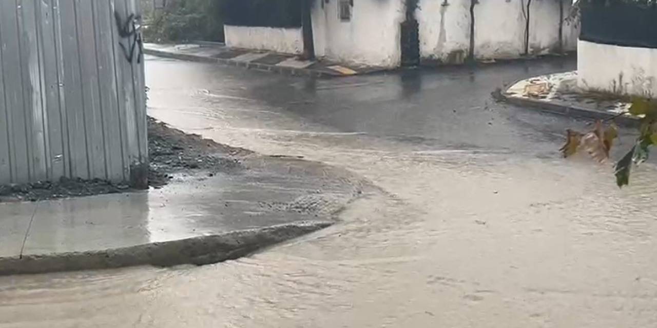 Arnavutköy’de Cadde Ve Sokaklar Su Altında Kaldı