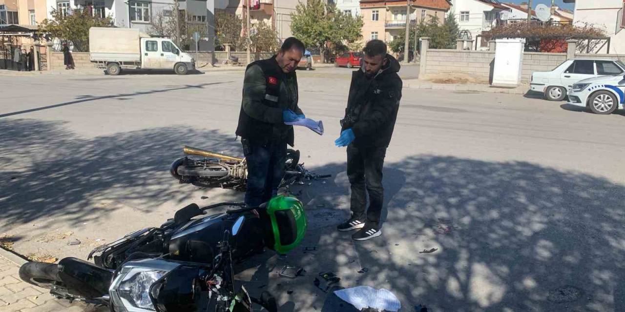 Karaman’da Motosikletler Çarpıştı: 1’i Ağır 2 Yaralı