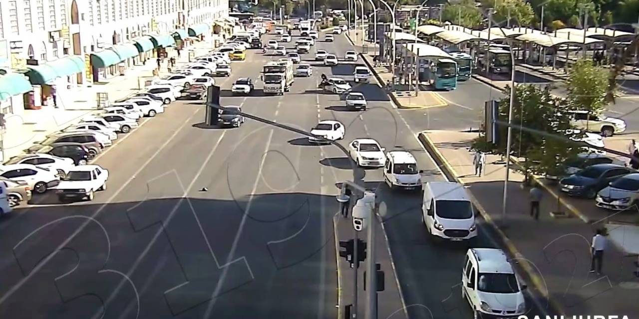 Otomobille Makas Atarken Yayalara Çarpıp Kaçtı
