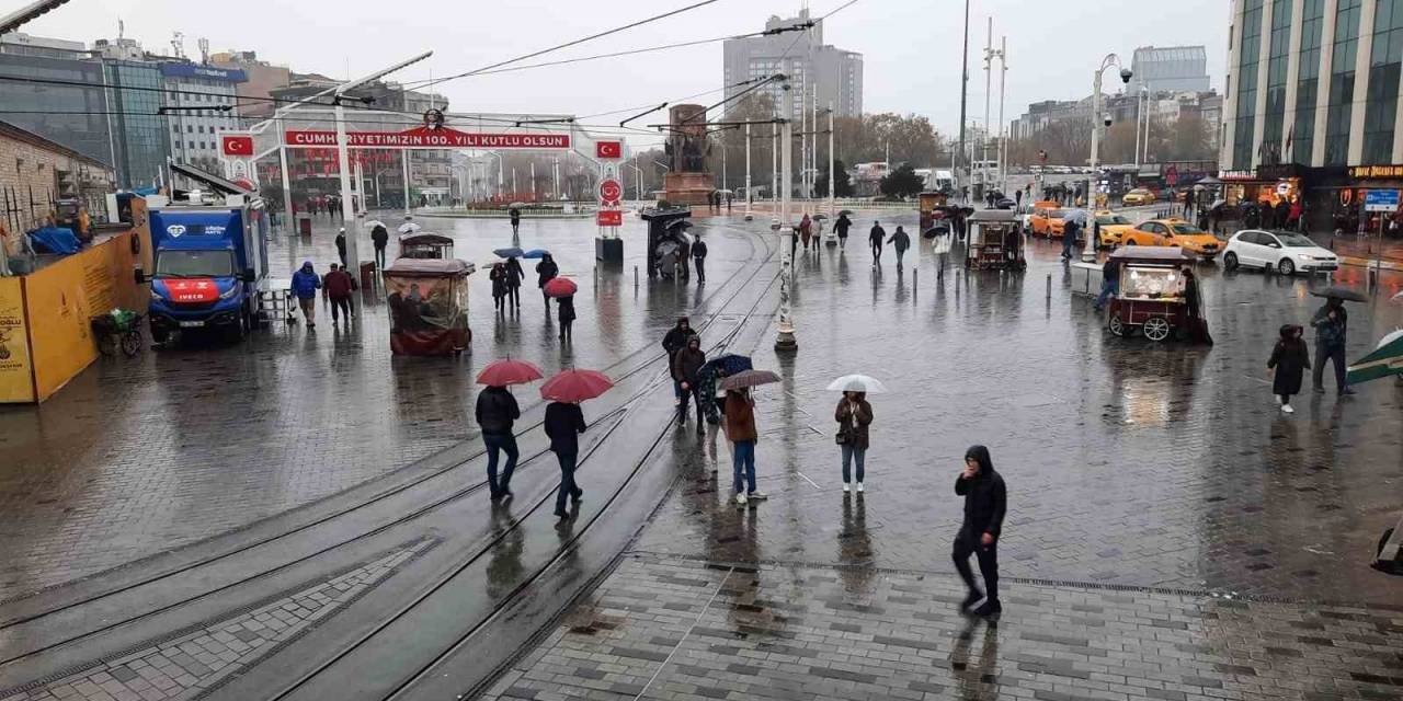 Şiddetli Yağış Taksim’de Vatandaşlara Zor Anlar Yaşattı