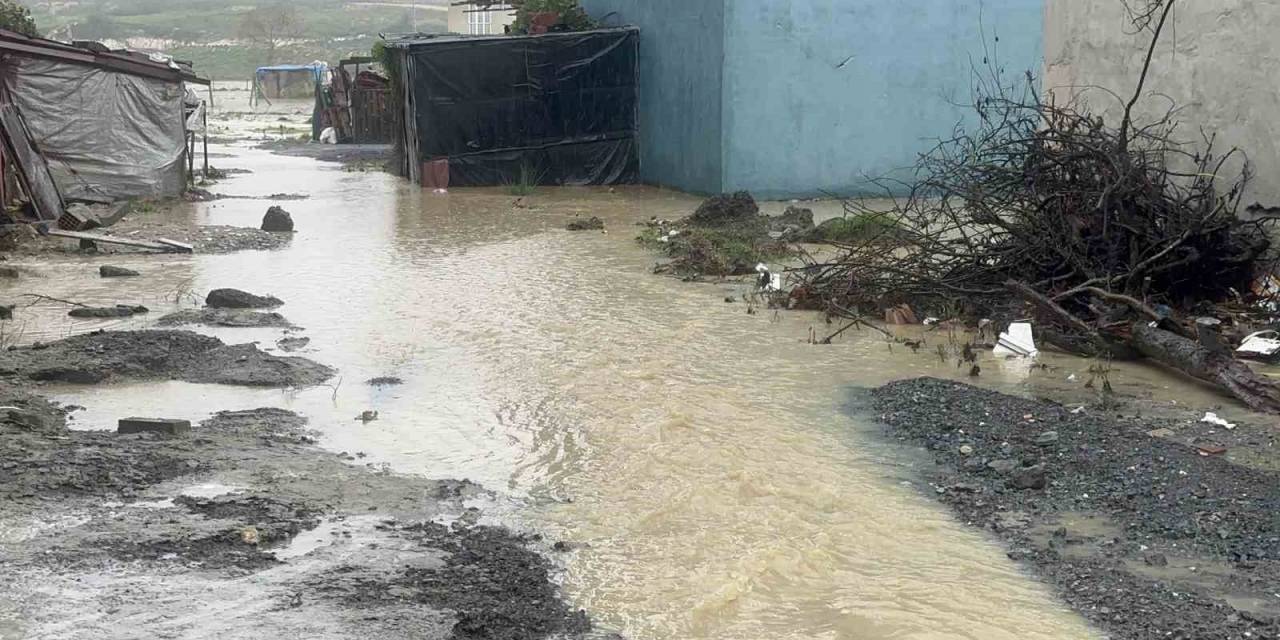Arnavutköy’de Dere Taştı, Evleri Su Bastı