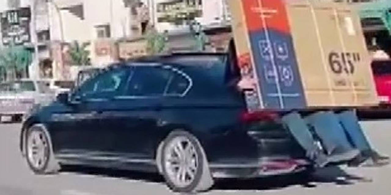 Lüks Otomobilin Bagajına Oturan Kişiler 65 İnç Ekran Televizyonu Böyle Taşıdı