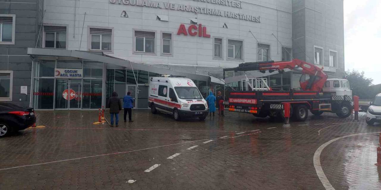 Hastane Girişi Ambulansın Üzerine Çöktü