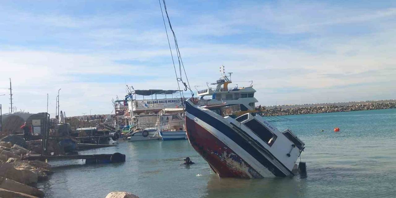 Fırtınayla Birlikte Suya Gömülen Tekne Vinçle Karaya Çıkarıldı