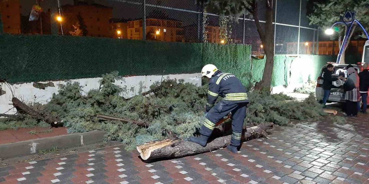 Manisa’da Büyükşehir Ve Maski Ekipleri Fırtına Ve Sağanak Yağış Mesaisinde