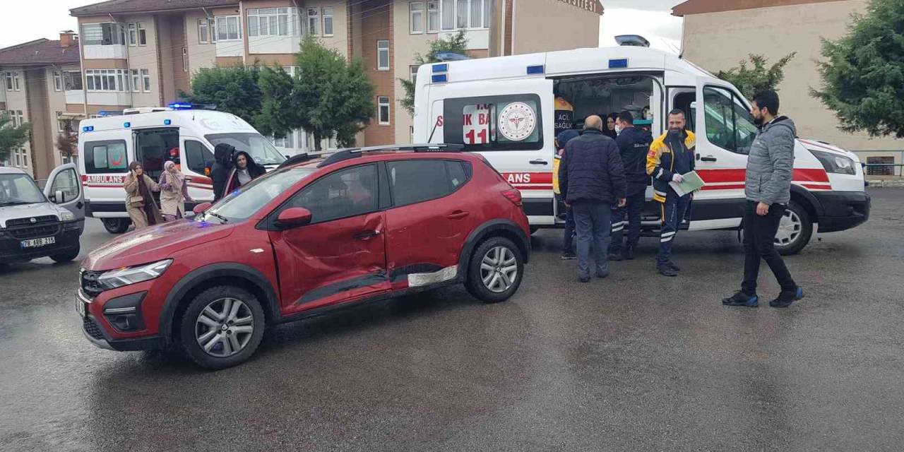 İki Otomobilin Çarpıştığı Kazada 3 Kişi Yaralandı