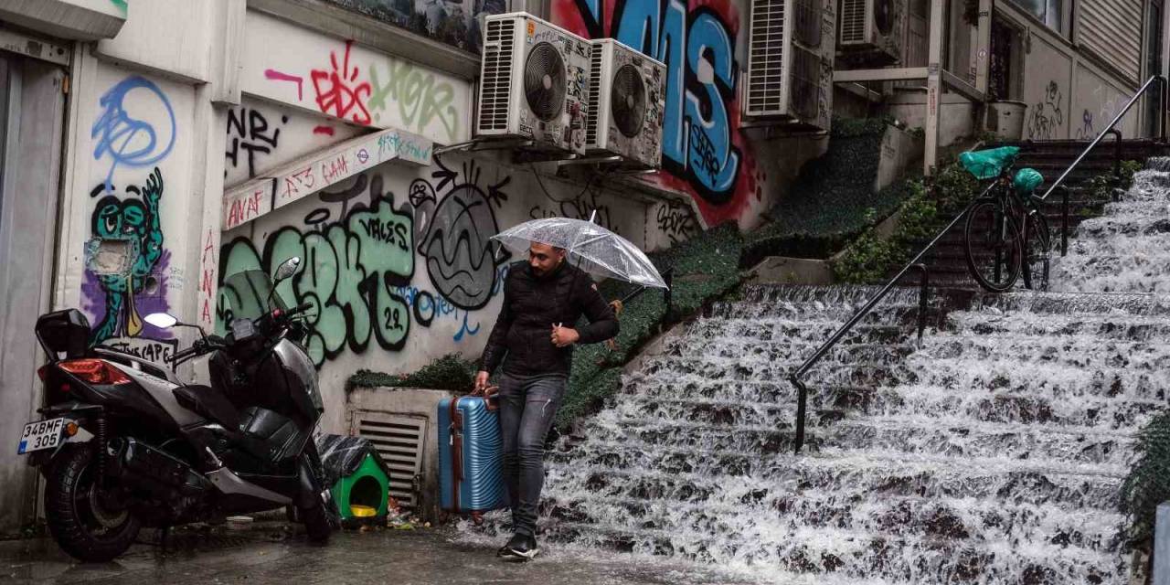 İstanbul’da Sağanak Yağış Vatandaşlara Zor Anlar Yaşattı