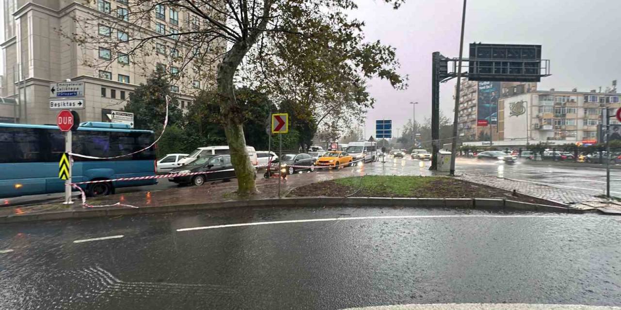 İstanbul’da Fırtınada Üzerine Aydınlatma Direği Devrilen Kurye Hayatını Kaybetti