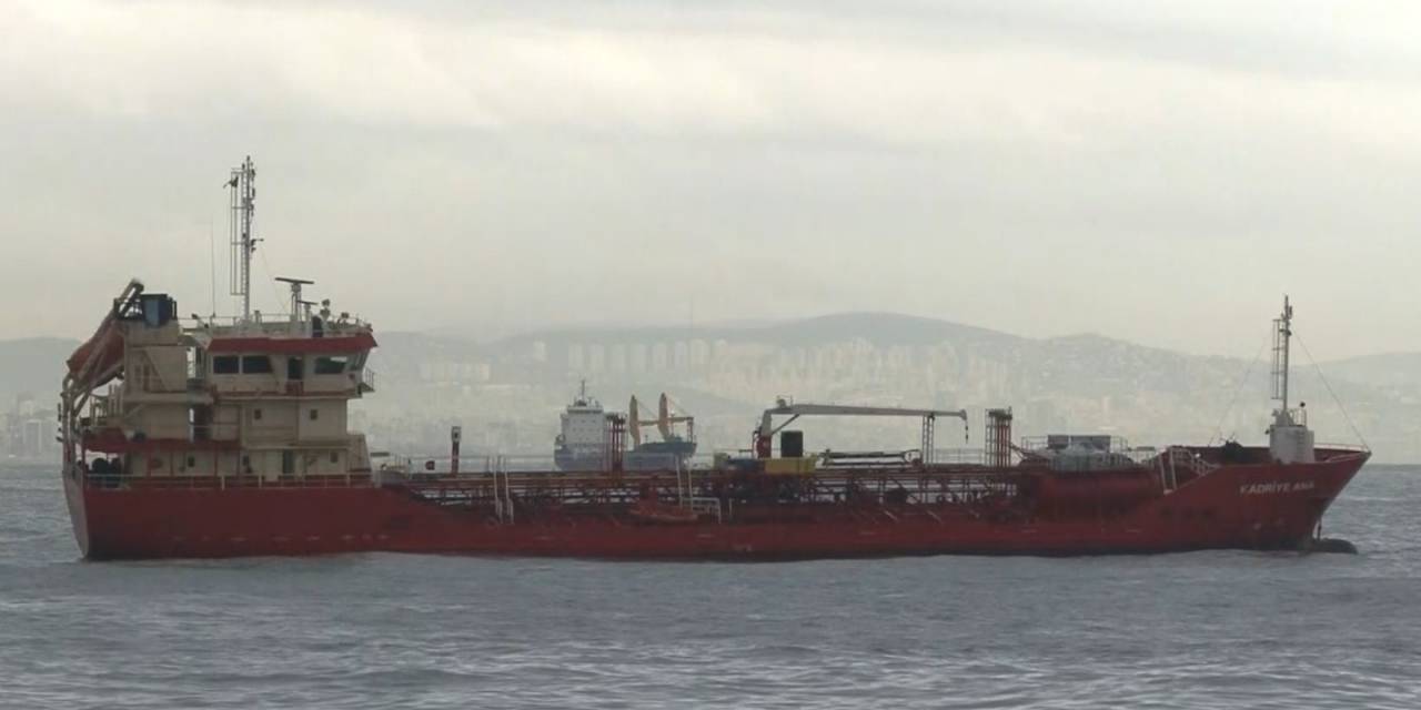 Zeytinburnu’nda Karaya Oturan Gemi Kurtarıldı