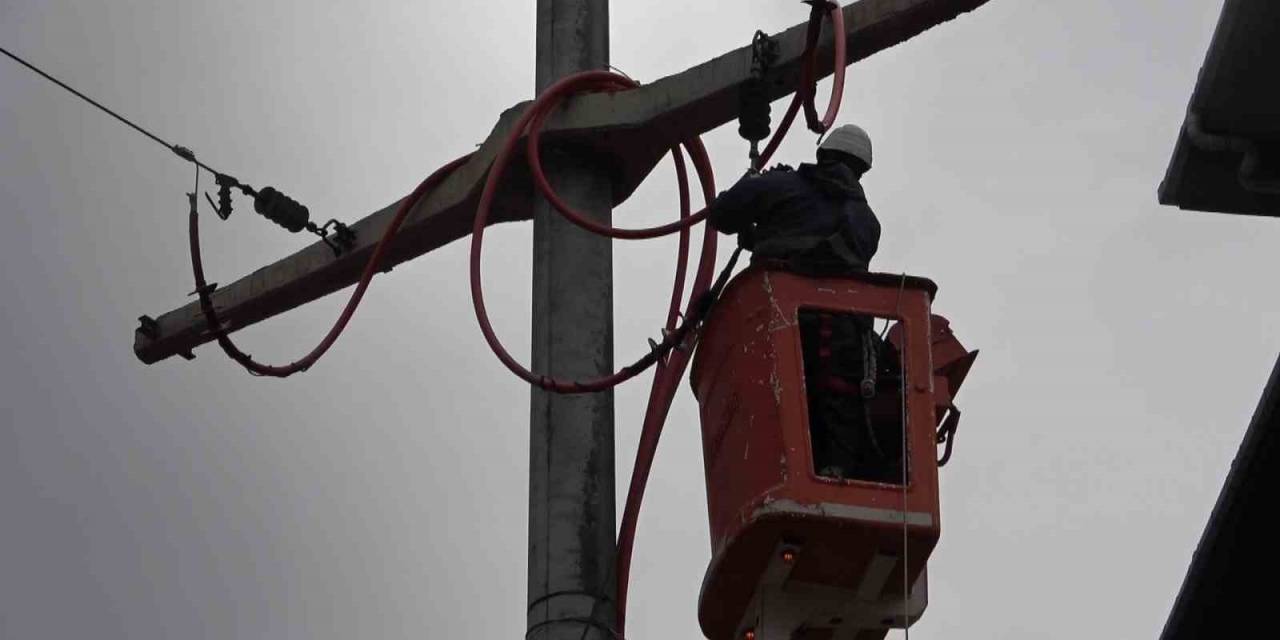 Uedaş Ekipleri, Lodosun Sebep Olduğu Elektrik Kesintileri İçin Aralıksız Çalışıyor