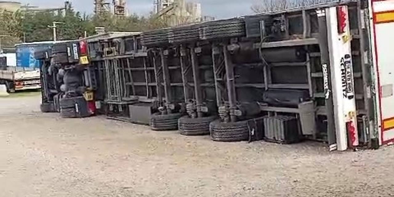 Fırtına Erikli Su Fabrikası’nın Bahçesindeki Tırları Devirdi