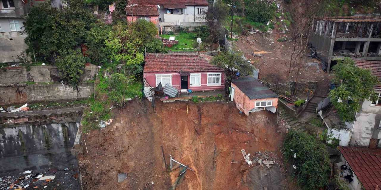 İstanbul’da Fırtına Ve Şiddetli Yağış Nedeniyle Toprak Kaydı: 6 Kişilik Aile Ölümden Döndü