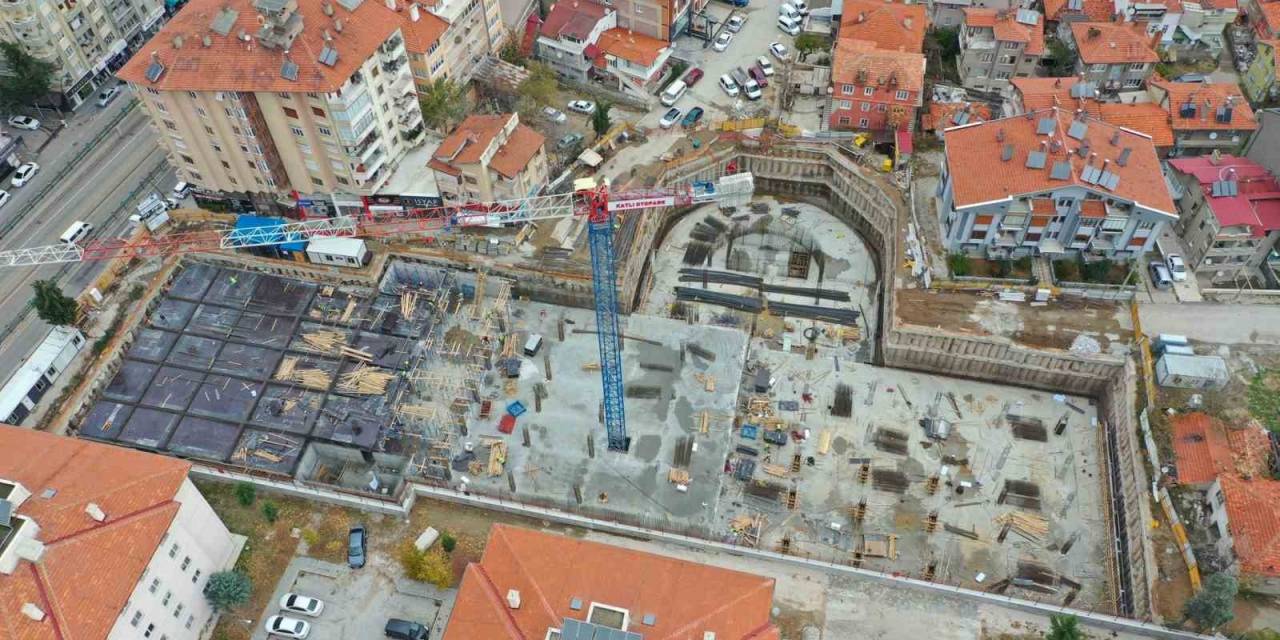 Isparta’da Yeraltı 3 Katlı Otopark İnşaatında Çalışmalar Sürüyor