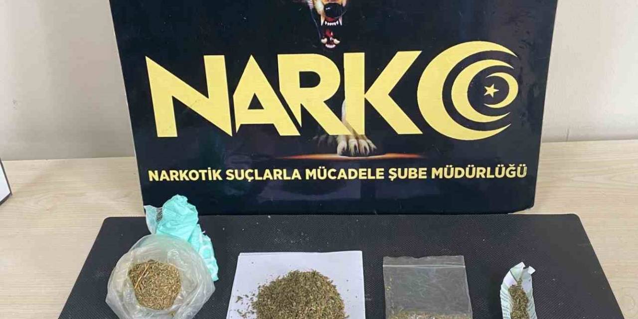 Kadın Torbacı Gençleri Zehirleyecekti, Operasyonla Yakalandı