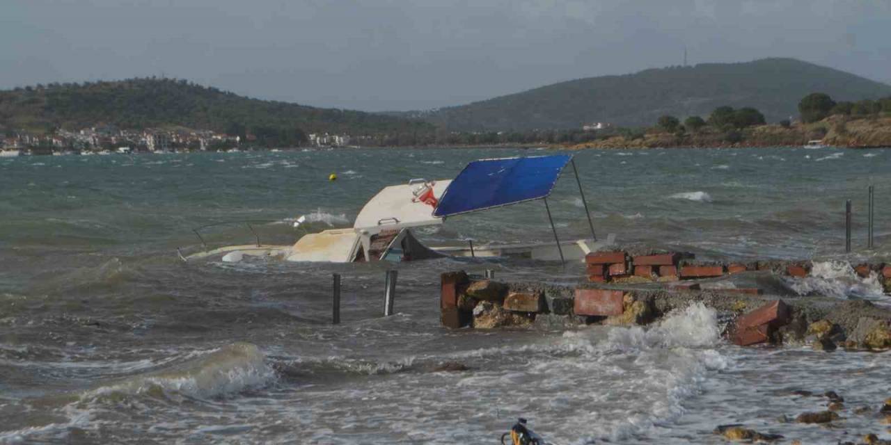 Ayvalık’ta Fırtına Hayatı Felç Etti