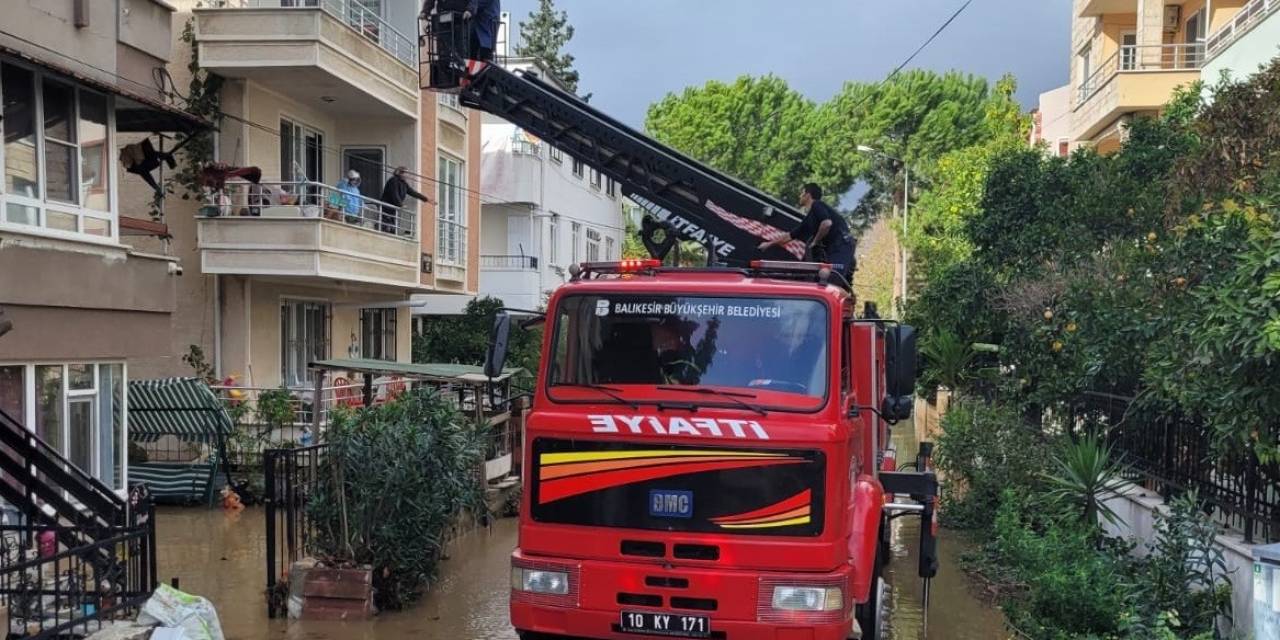 Edremit’te Selde Mahsur Kalanların Yardımına İtfaiye Merdiven İle Yetişti
