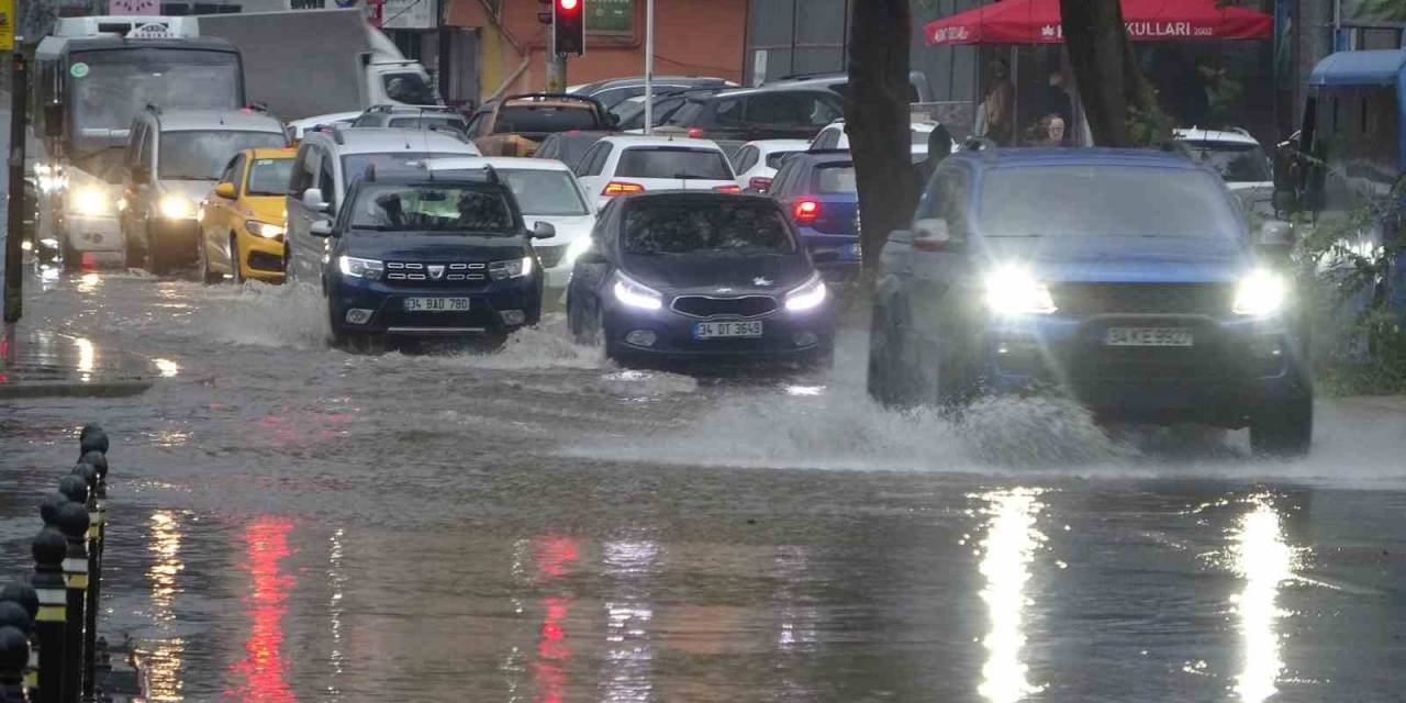 Kartal’da Şiddetli Yağış Sonrası Caddeleri Su Bastı