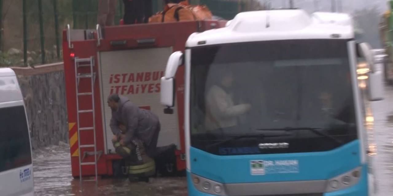 Küçükçekmece’de Göle Dönen Yolda Araçlarında Mahsur Kalan 38 Kişi Kurtarıldı