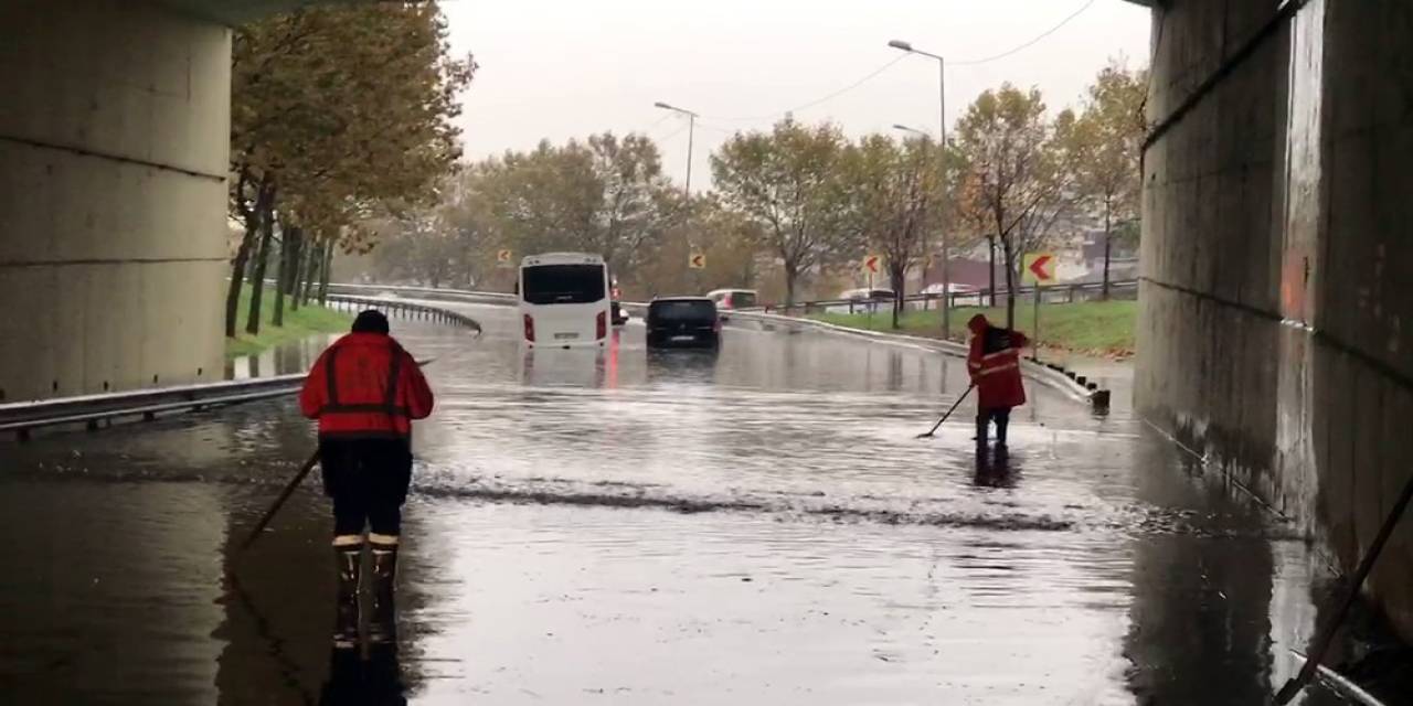 Esenler’de Alt Geçit Göle Döndü: Bir Servis Minibüsü İle Otomobil Suda Mahsur Kaldı