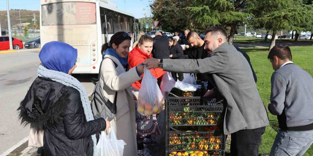 Mersin’den Gönderilen Meyveler İzmitlilere Dağıtıldı