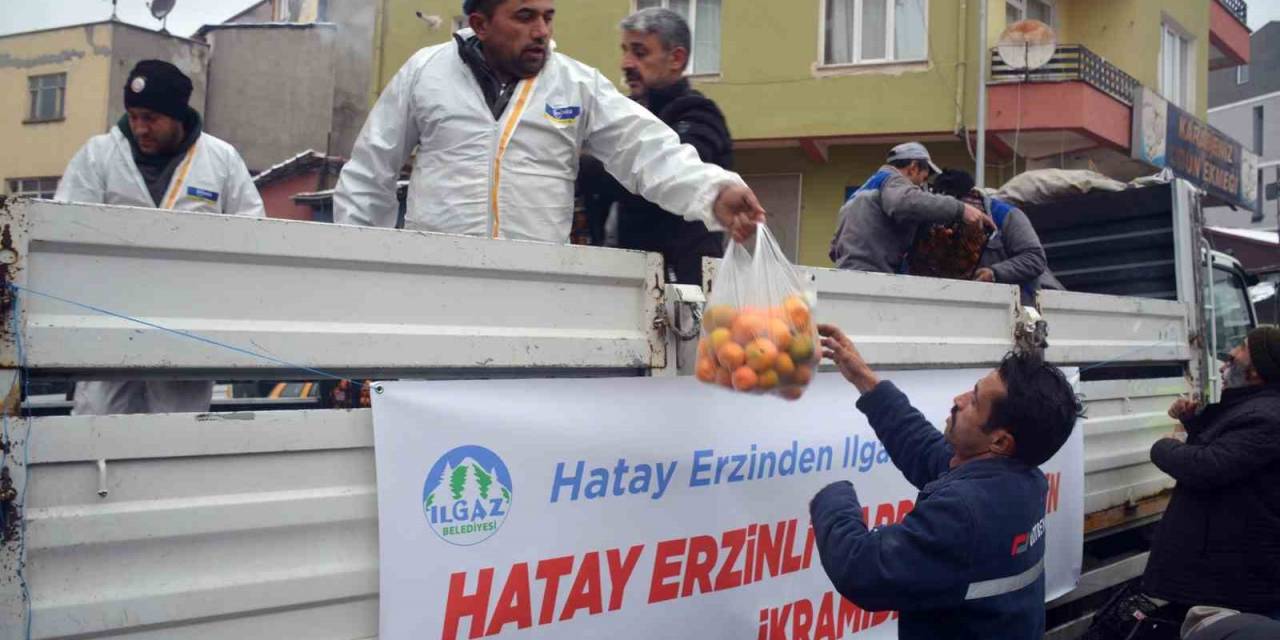 Depremzedelerden Vefa: Kendilerini Yalnız Bırakmayan İlçeye 1 Kamyon Dolusu Narenciye Gönderdiler