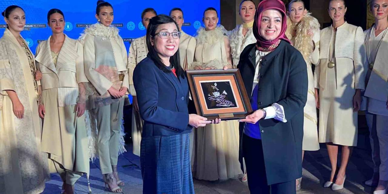 “Sof’u Okumak Sof’u Dokumak” Sergisi Bakan Göktaş’ın Katıldığı Törenle Açıldı