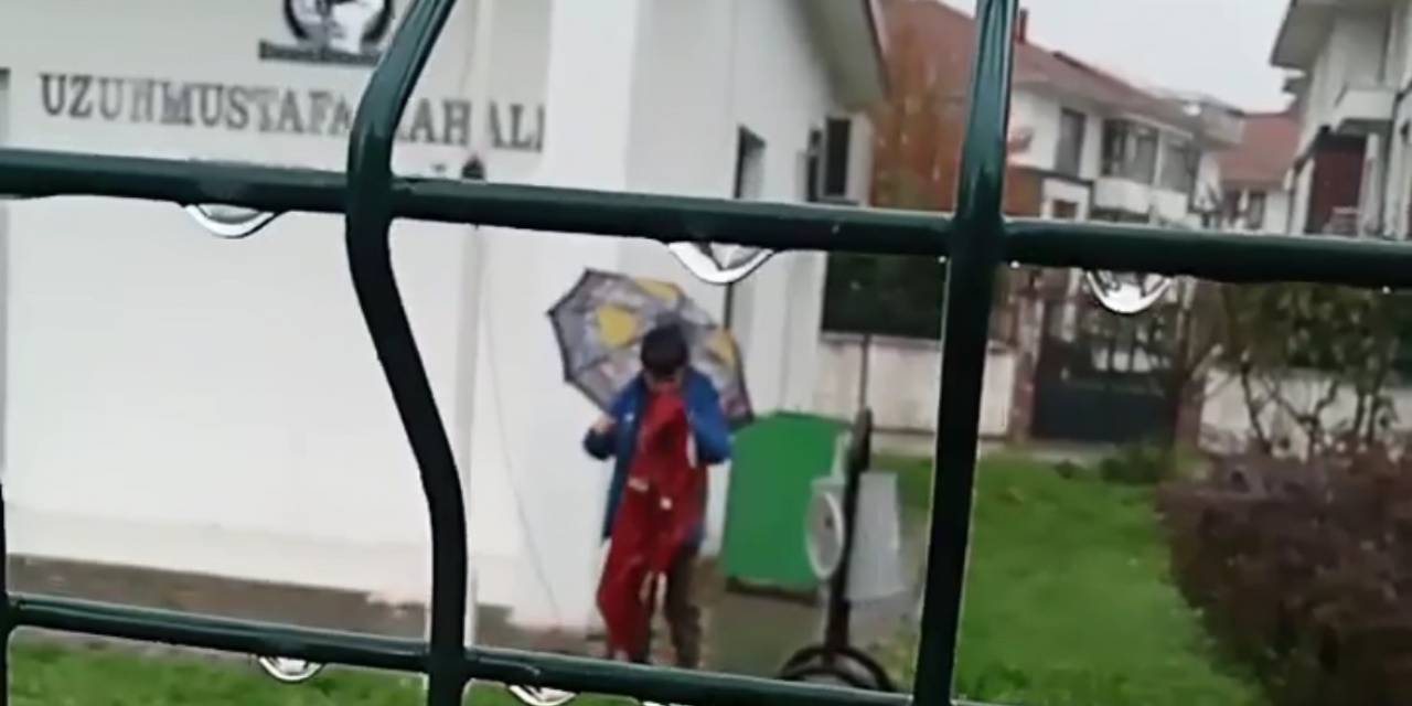 Küçük Çocuğun Bayrak Sevgisi Duygulandırdı