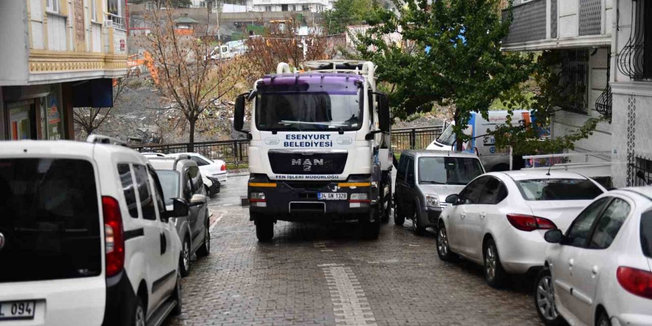 Esenyurt Belediye Ekiplerinden Su Baskınlarına Anında Müdahale