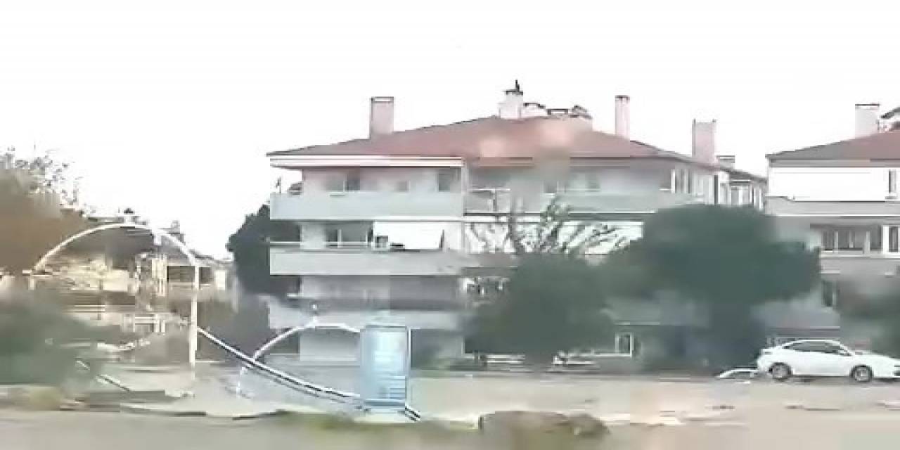 Aşırı Yağış Nedeniyle Asma Köprünün Çöktüğü Anlar Kameraya Yansıdı
