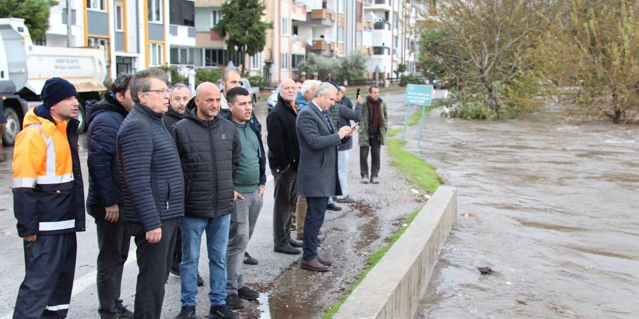Edremit’te Şiddetli Yağış Sonrası Belediye Ekipleri Sahada