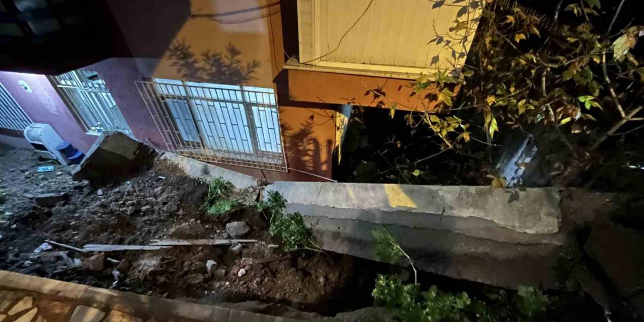 Avcılar’da İki Bina Arasındaki İstinat Duvarı Çöktü