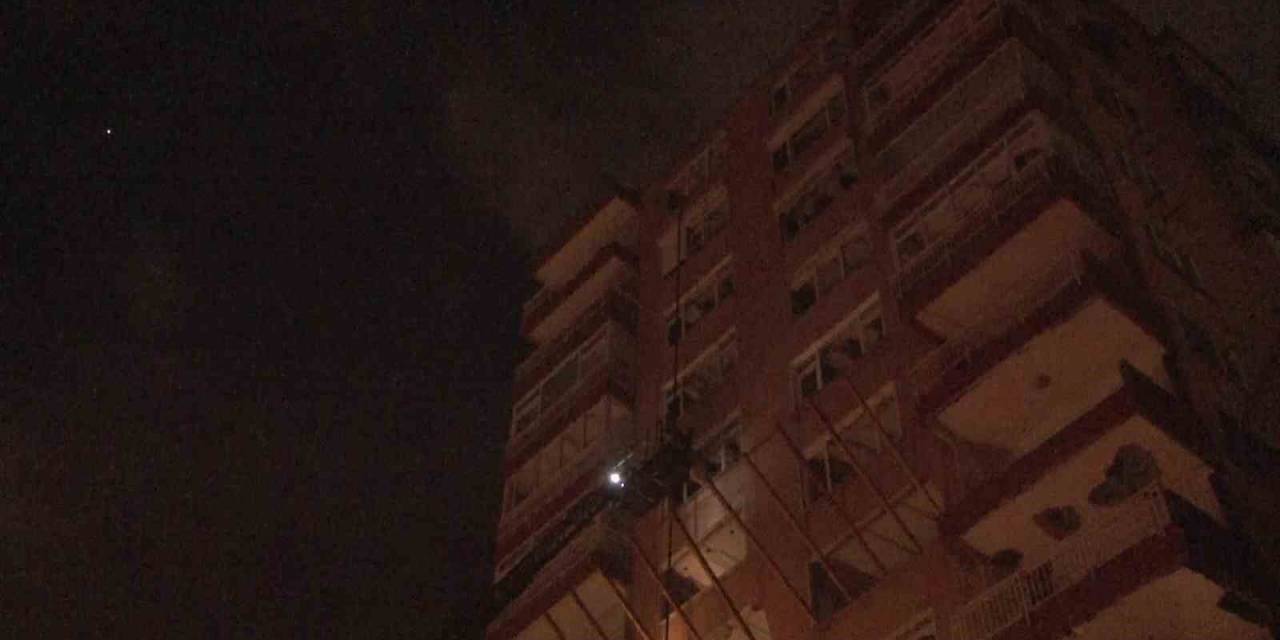 Kadıköy’de Apartmanın Çatısına Yıldırım Düştü