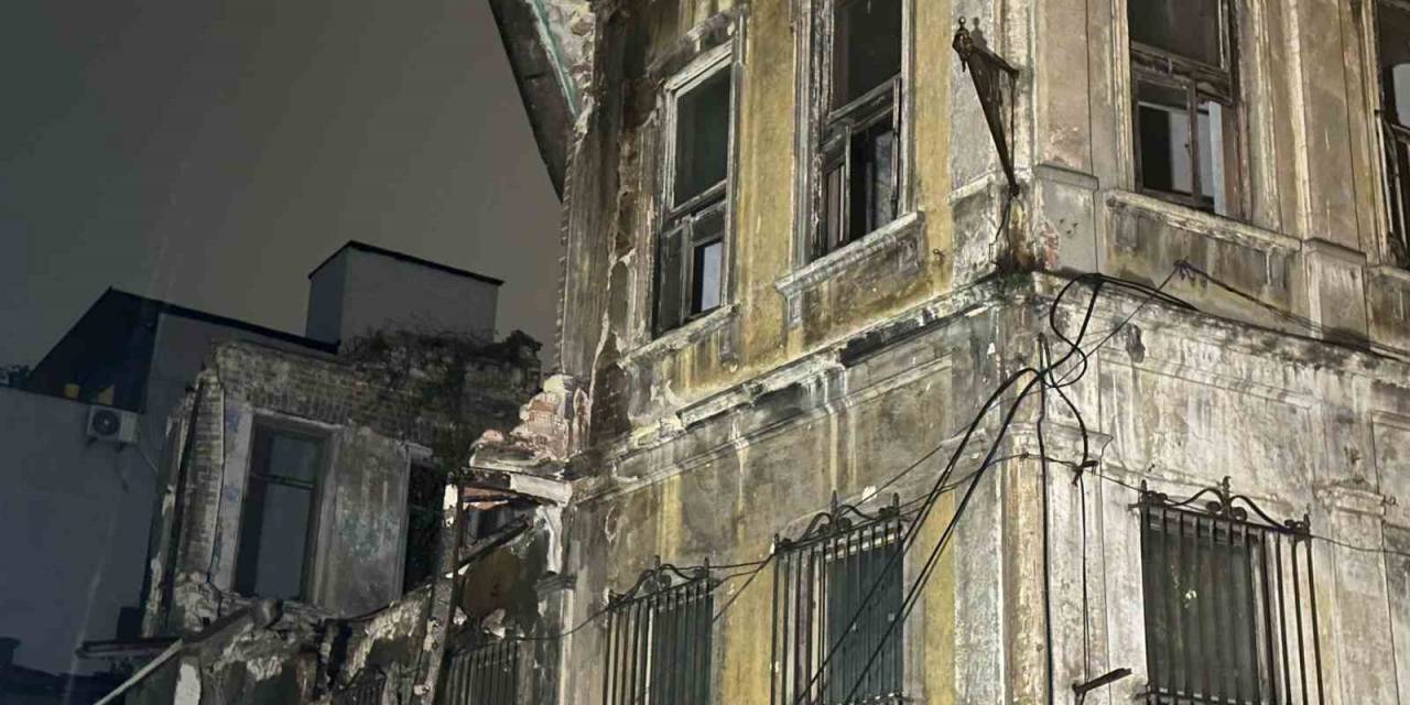 Fatih’te Metruk Binada Kısmi Çökme Meydana Geldi