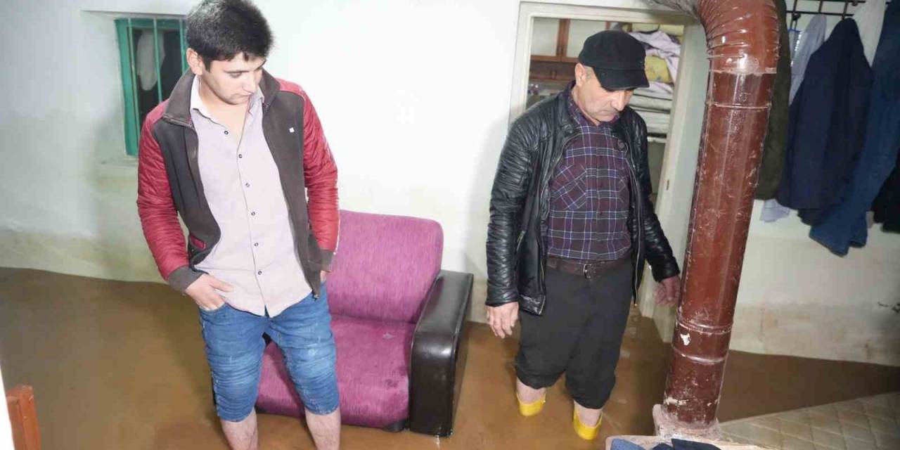 Balıkesir’de Sağanak Yağış Ve Lodos Fırtınası Hayatı Olumsuz Etkilemeye Devam Ediyor