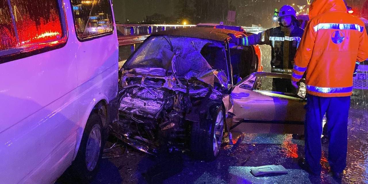 5 Araç Zincirleme Trafik Kazasına Karıştı: 1 Ölü, 5 Yaralı