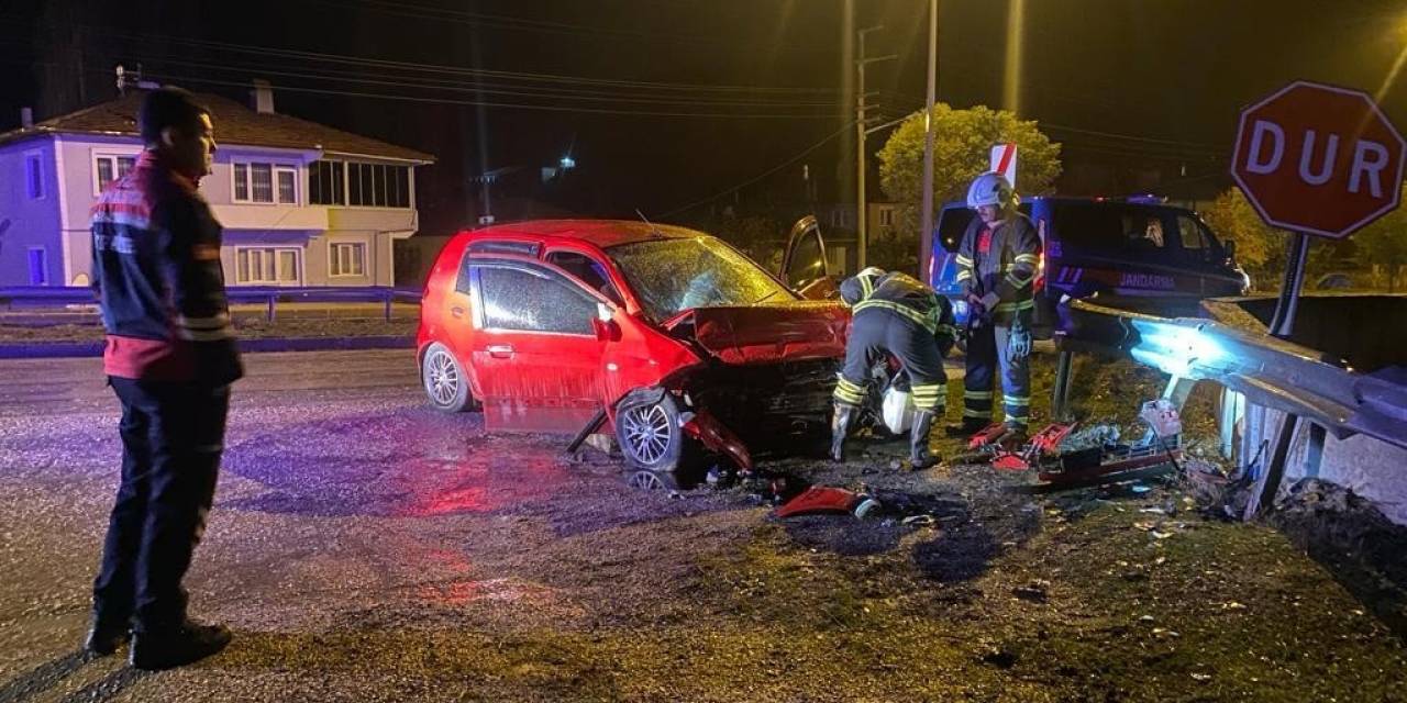 Amasya’da Otomobil Bariyerlere Çarptı: 1 Yaralı