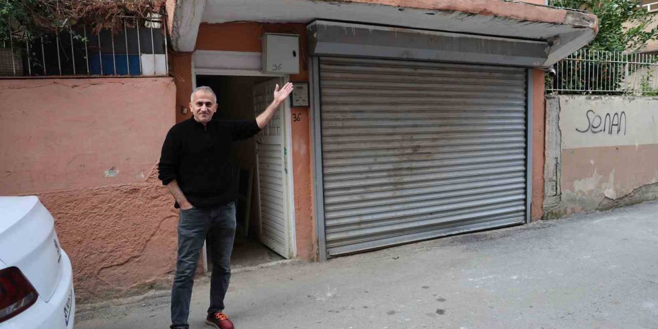 Kamyonet Balkona Çarptı, Ev Sahibi Deprem Oldu Zannetti