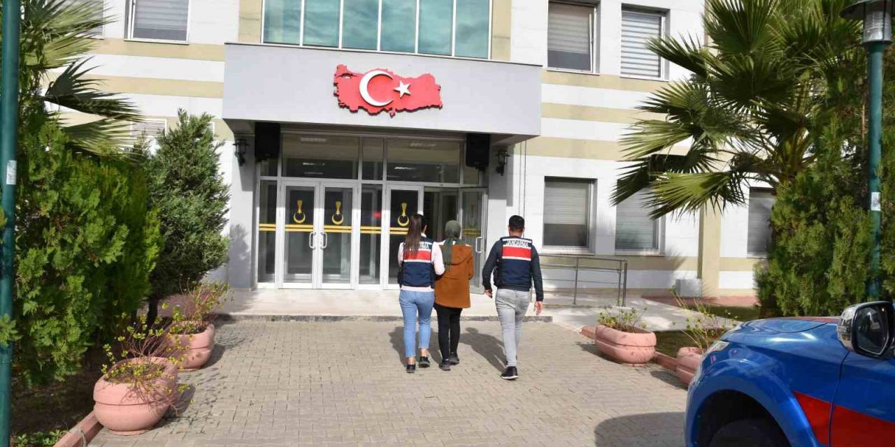 Osmaniye’de Fetö Hükümlüsü Kadın Kitaplık Arkasındaki Gizli Bölmede Yakalandı