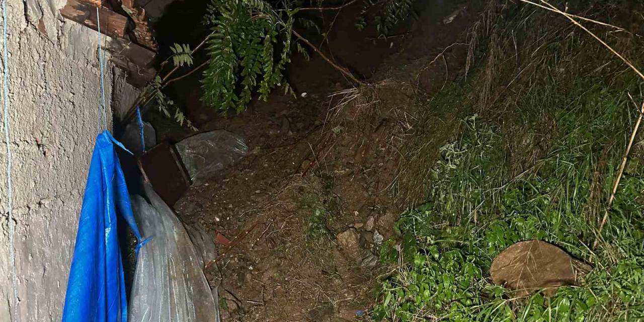 Eyüpsultan’da Toprak Kayması: 1 Ev Boşaltıldı