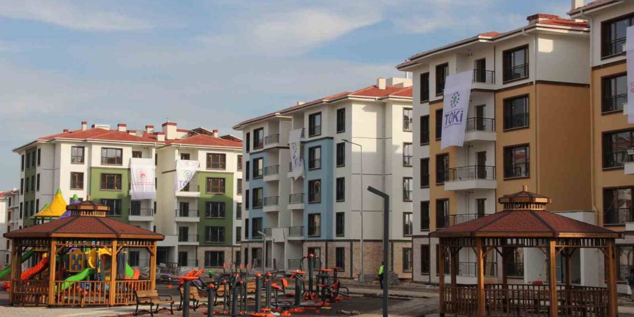 Kalıcı Deprem Konutlarına Teslim Öncesi Son Rötuşlar Yapılıyor