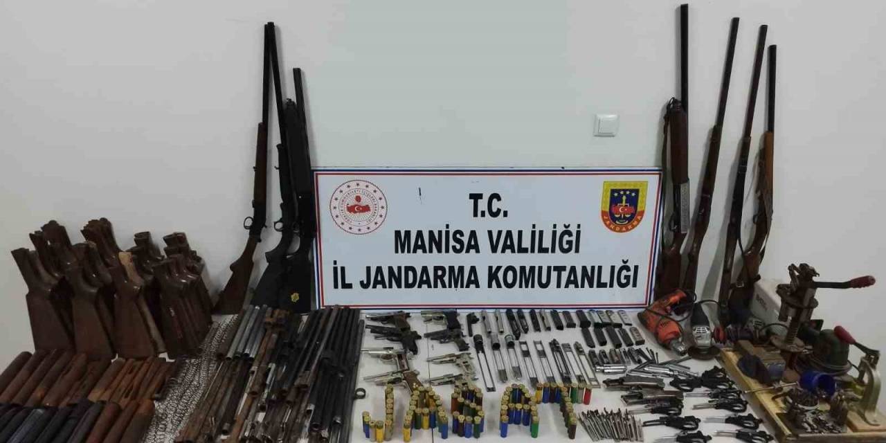 Manisa’da Jandarmadan Yasadışı Silah Tüccarlarına Operasyon