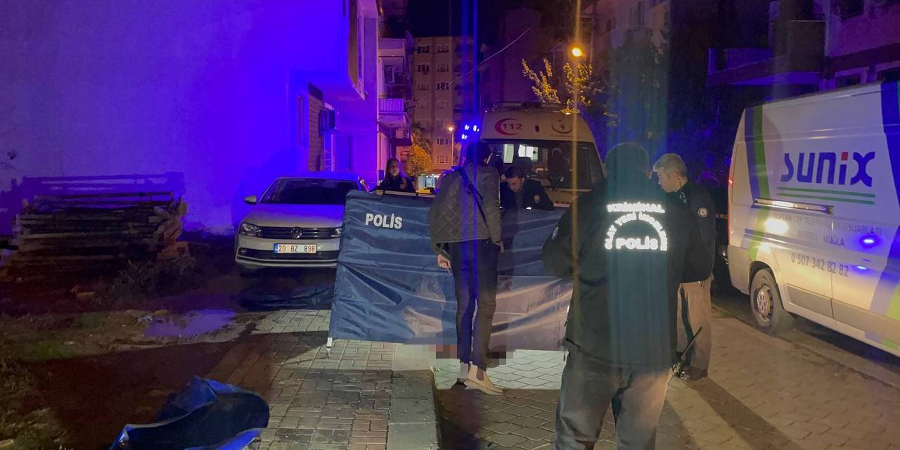 Evinde Bıçaklanan Genç Son Nefesini Sokak Ortasında Verdi