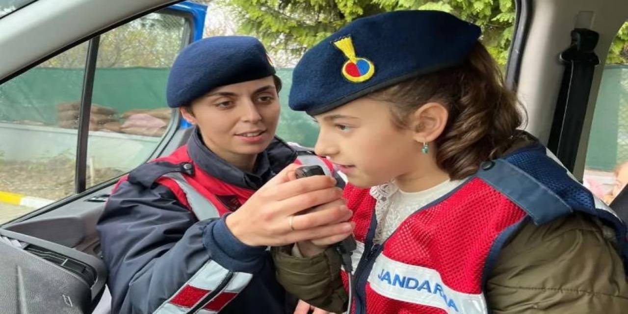 Jandarma Ekipleri Öğrenciler İle Bir Arada