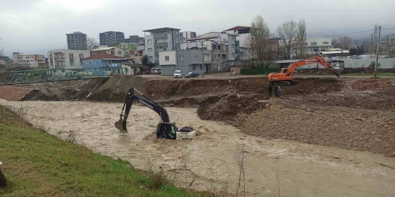 Azgın Sel Sularında Can Pazarı...mahsur Kalan Kepçe Operatörü Böyle Kurtarıldı