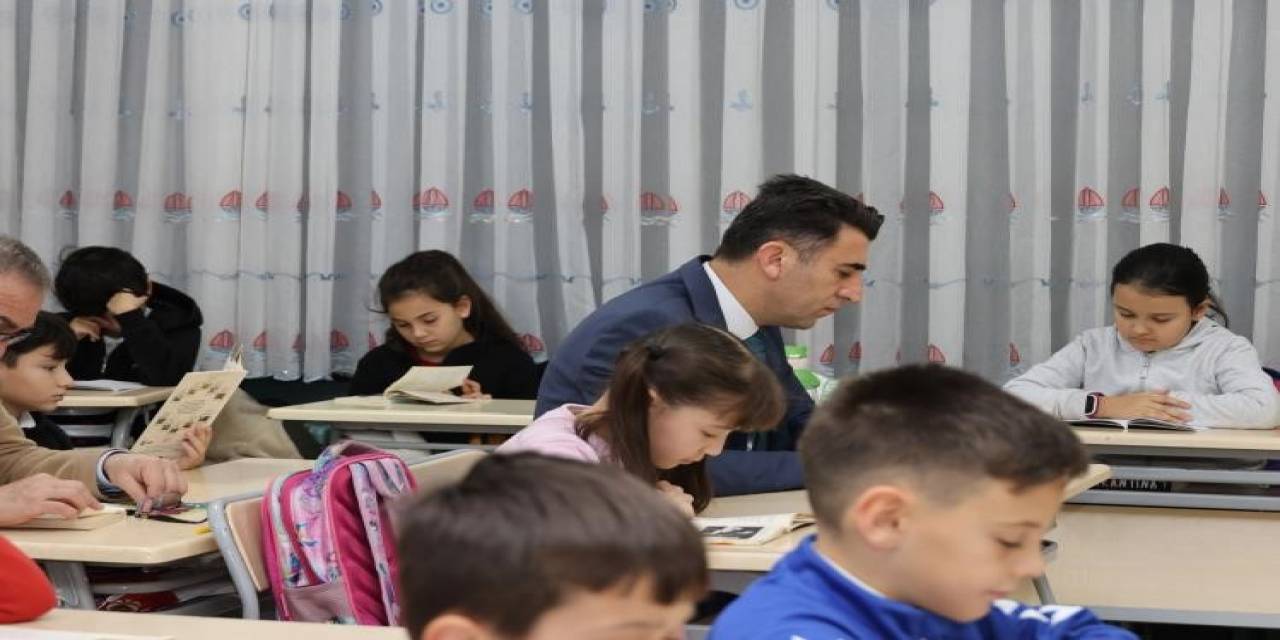 Vali Öğrencilerle Sırada Oturup Kitap Okudu