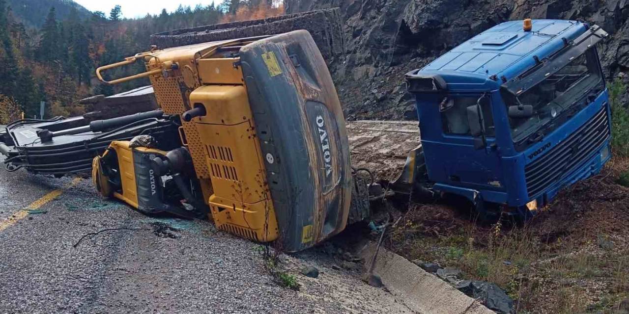 Yoldan Çıkan Tır Üzerindeki Kastamonu’da Ekskavatör Devrildi: Faciadan Dönüldü